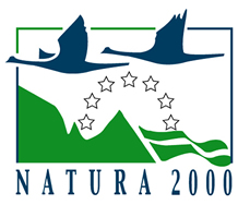 Logotipo de Natura 2000. Dos patos sobrevolando unas montañas.